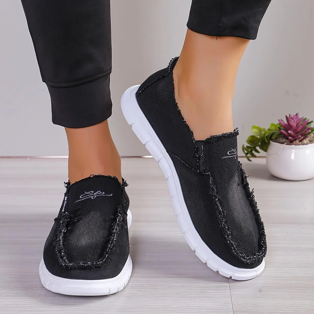 Casual Low-top Loafers, Washed Denim with Chrysanthemum Embroidery, Soft and Durable Fashion Canvas Shoes