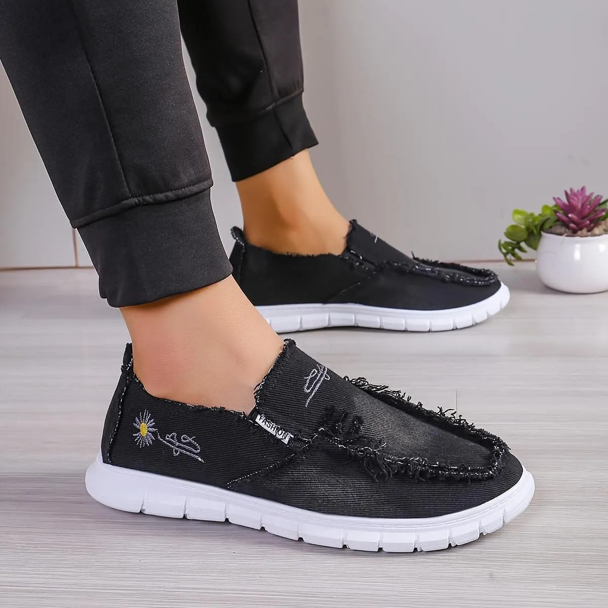 Casual Low-top Loafers, Washed Denim with Chrysanthemum Embroidery, Soft and Durable Fashion Canvas Shoes