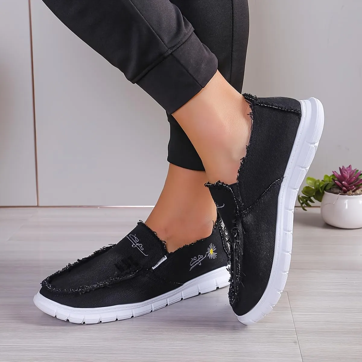 Casual Low-top Loafers, Washed Denim with Chrysanthemum Embroidery, Soft and Durable Fashion Canvas Shoes