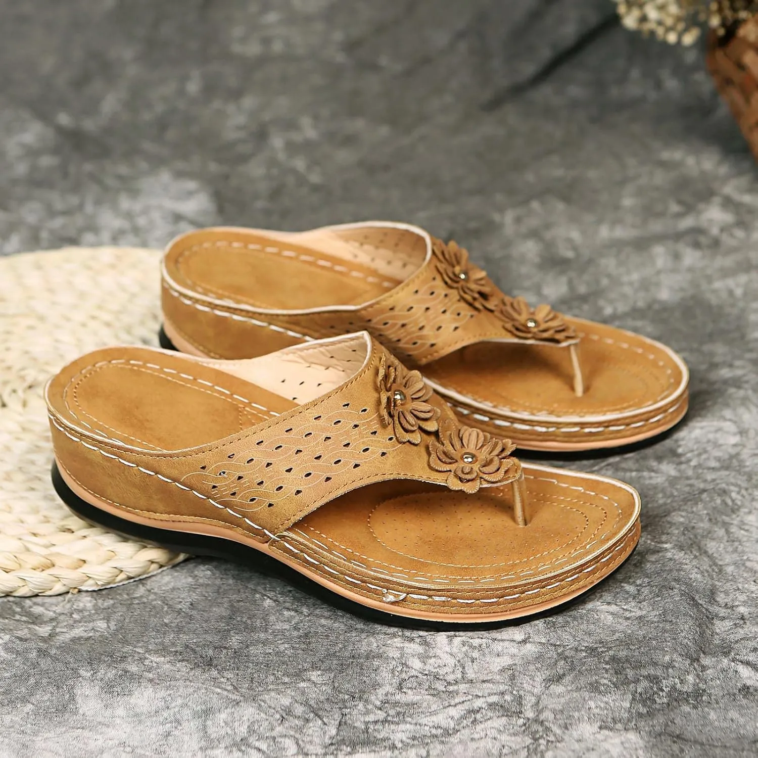 Eduavar Sandals for Women, Sandals Women Comfortable Flip Flops with Arch Support Summer Beach Sandals Slippers